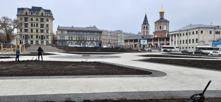 Общественность удивлена строительством детской площадки в будущем сквере Петра I в Саратове