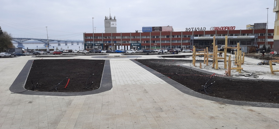Общественность удивлена строительством детской площадки в будущем сквере Петра I в Саратове