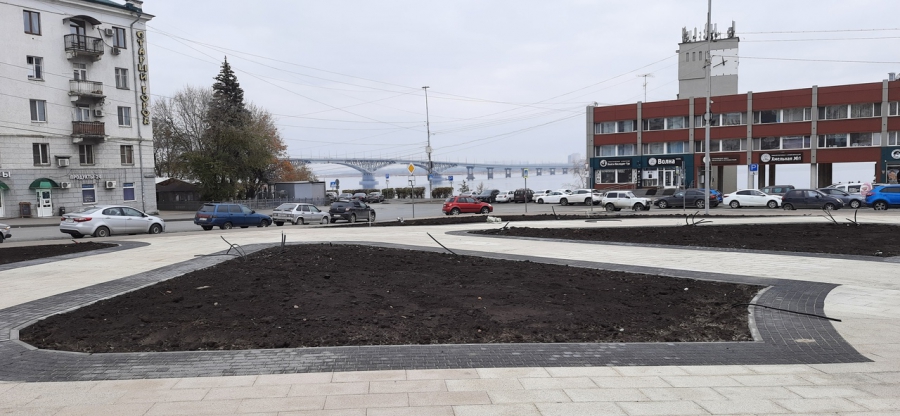 Общественность удивлена строительством детской площадки в будущем сквере Петра I в Саратове