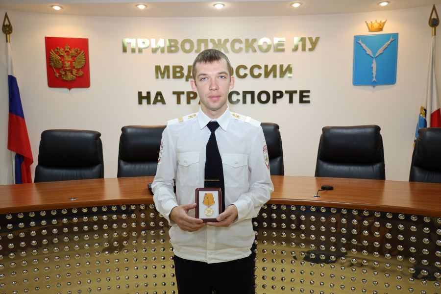 Саратовский полицейский получил награду за спасение мужчины на пожаре