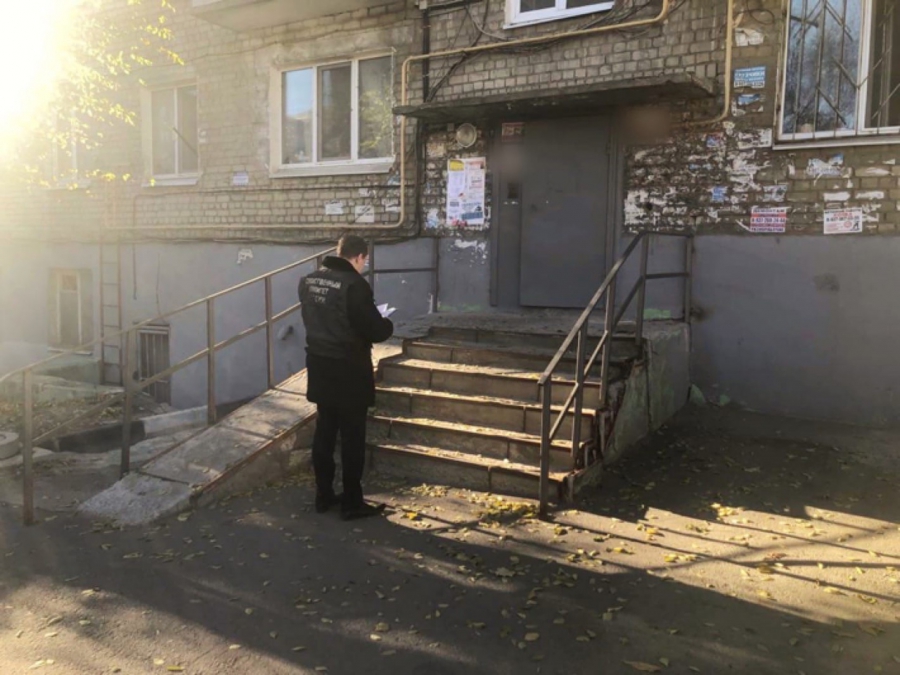 На Чернышевского в подъезде девятиэтажки нашли окровавленный труп