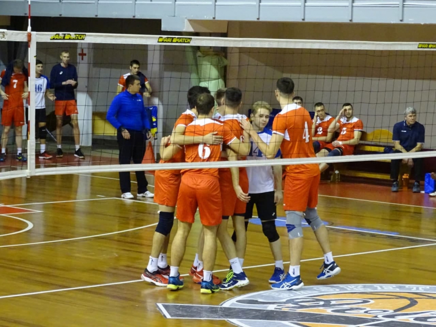 Саратовские волейболисты сыграли и победили в «Звездном»