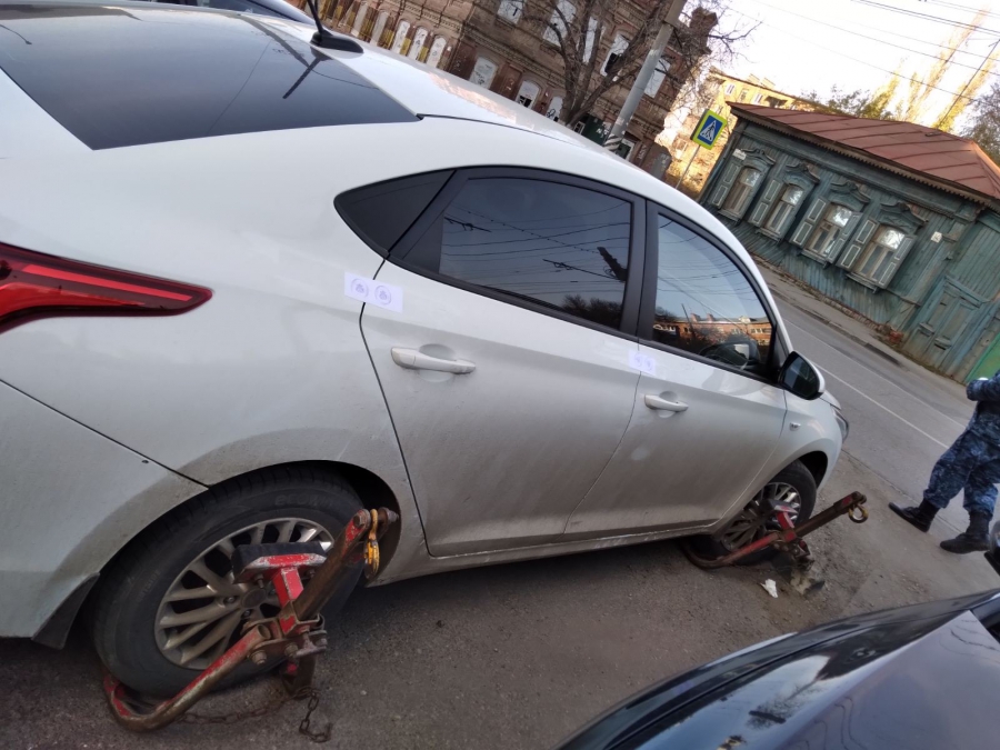 В Энгельсе у женщины арестовали иномарку за долг в 400 тысяч перед банком