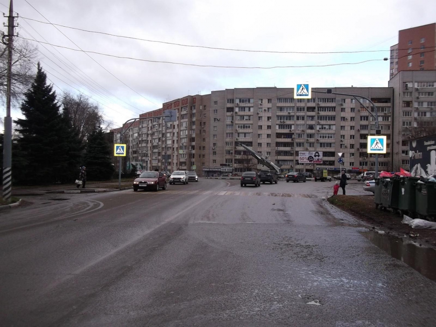 Шестилетний мальчик и 90-летняя старушка попали под колеса машин