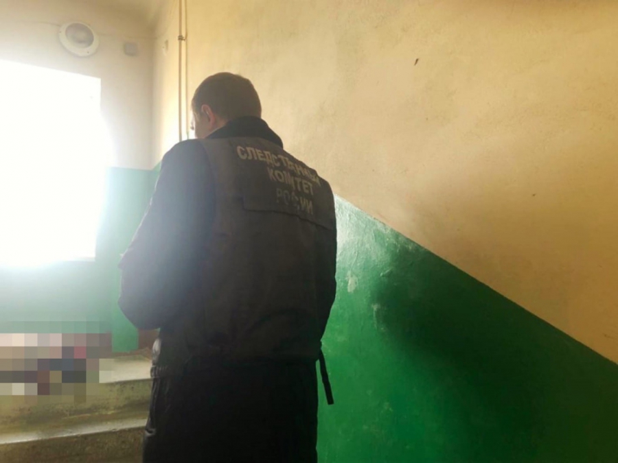 В подъезде девятиэтажки нашли окровавленный труп. Подозреваемого арестовали