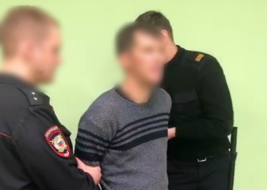 В подъезде девятиэтажки нашли окровавленный труп. Подозреваемого арестовали