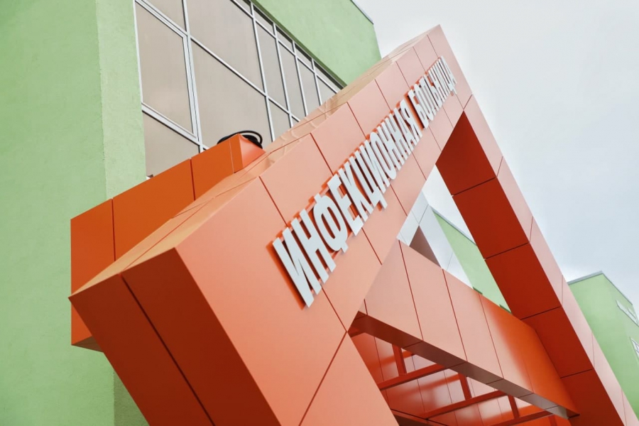 В новом инфекционном центре Саратова размещают аппараты ИВЛ