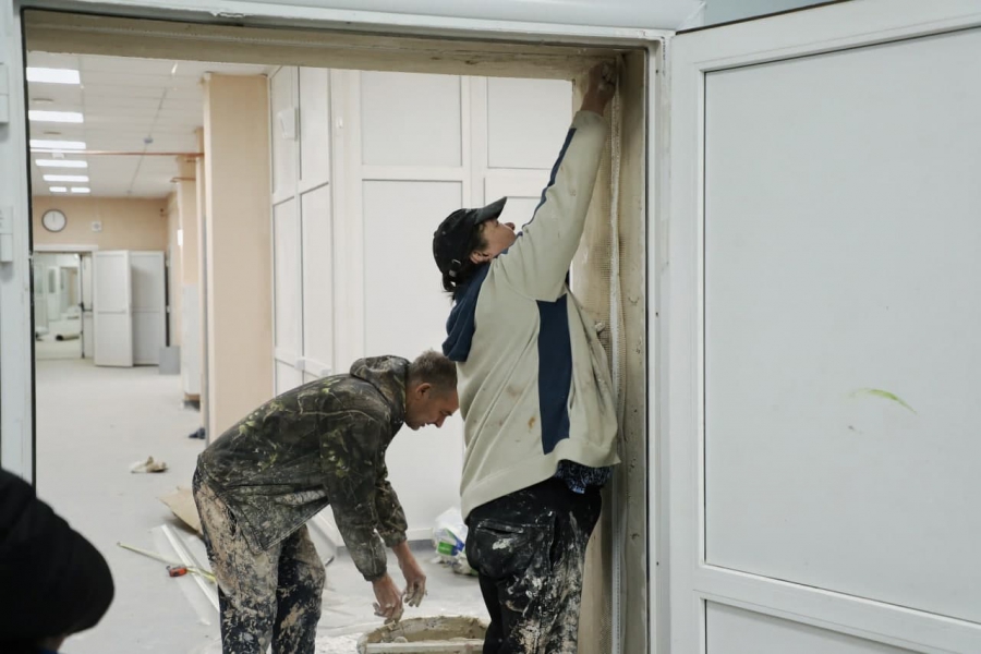 В новом инфекционном центре Саратова размещают аппараты ИВЛ