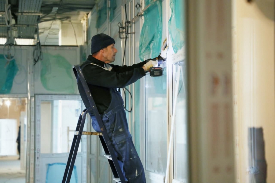 В новом инфекционном центре Саратова размещают аппараты ИВЛ