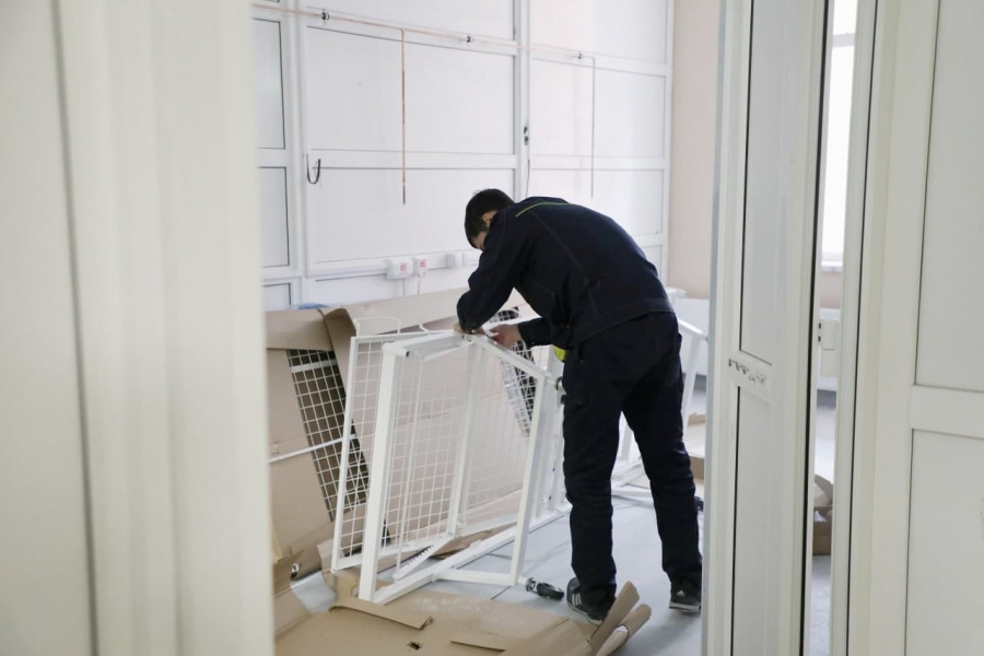 В новом инфекционном центре Саратова размещают аппараты ИВЛ