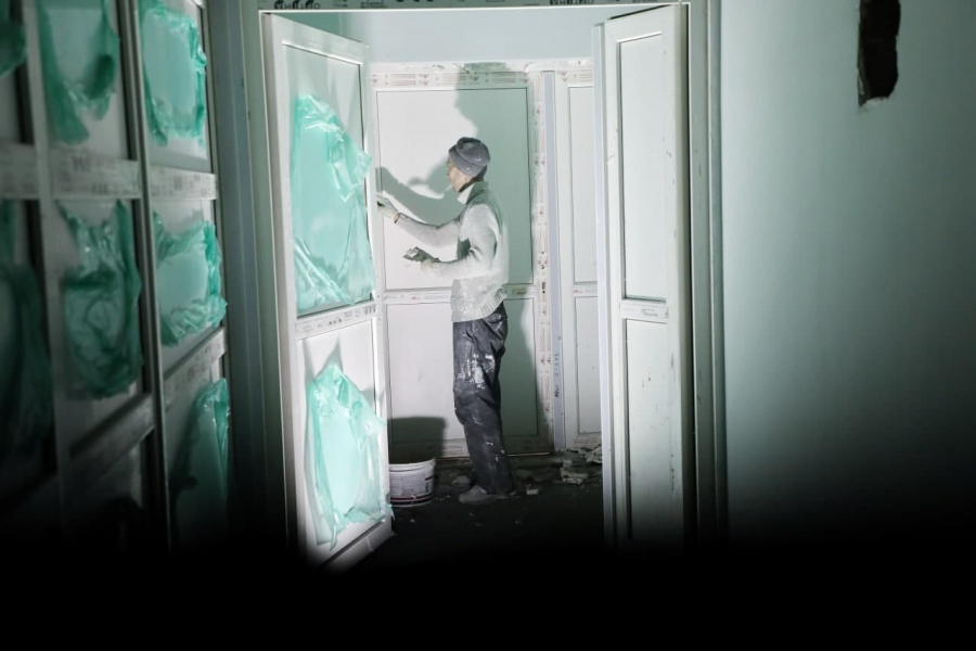 В новом инфекционном центре Саратова размещают аппараты ИВЛ