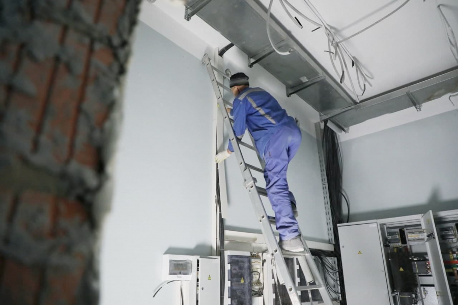 В новом инфекционном центре Саратова размещают аппараты ИВЛ