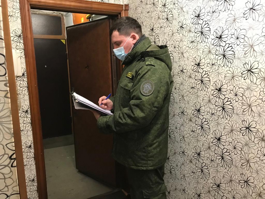 На Азина женщина нашла в квартире окровавленный труп мужа