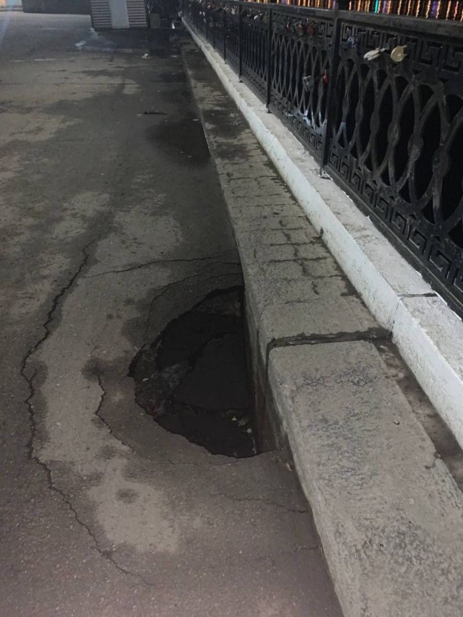 На отремонтированном участке набережной Саратова провалился асфальт
