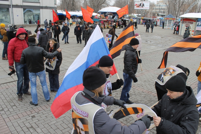 Саратовцы вышли на митинг поддержать жителей Крыма