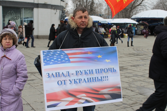 Саратовцы вышли на митинг поддержать жителей Крыма