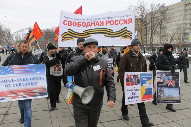 Саратовцы вышли на митинг поддержать жителей Крыма