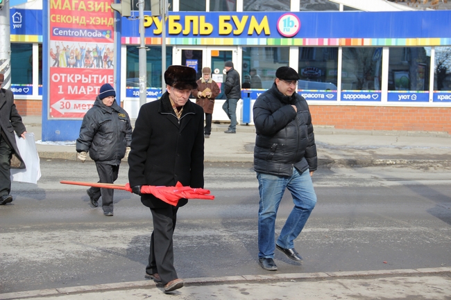 Коммунисты начали «разогревать» Саратов пикетами