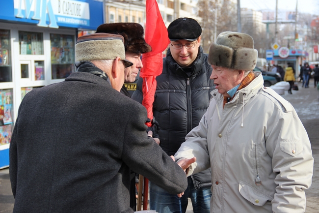 Коммунисты начали «разогревать» Саратов пикетами