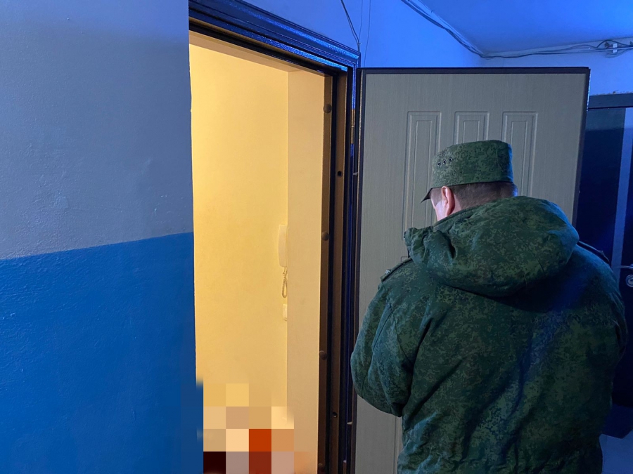 В Солнечном в квартире нашли труп девушки с кровоподтеками на шее