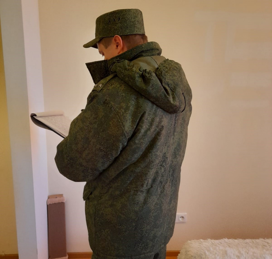 В Солнечном в квартире нашли труп девушки с кровоподтеками на шее