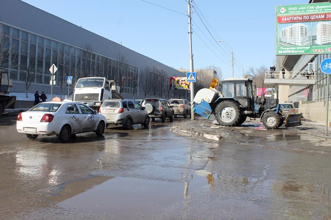 Водитель провалившегося МАЗа считает, что под Рабочей размыло грунт