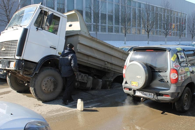 Водитель провалившегося МАЗа считает, что под Рабочей размыло грунт