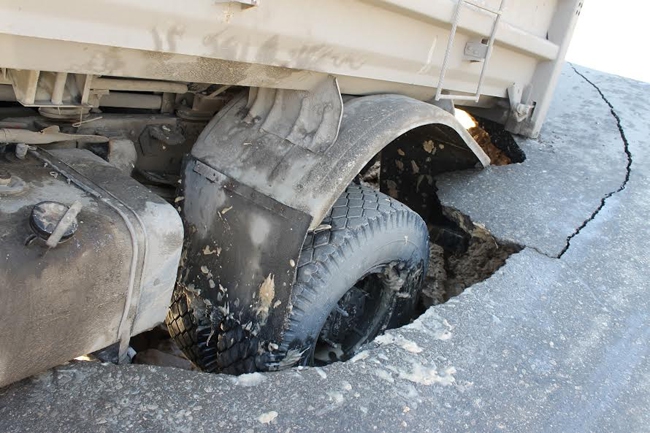 Водитель провалившегося МАЗа считает, что под Рабочей размыло грунт
