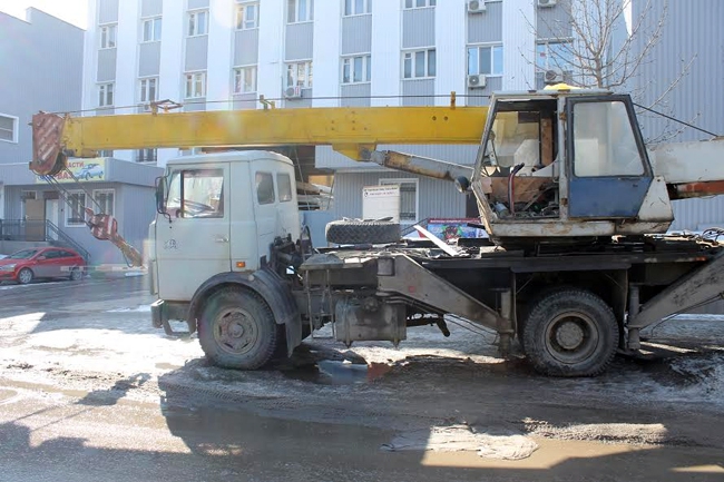 Водитель провалившегося МАЗа считает, что под Рабочей размыло грунт