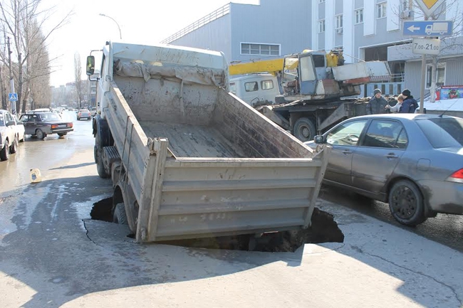 Водитель провалившегося МАЗа считает, что под Рабочей размыло грунт