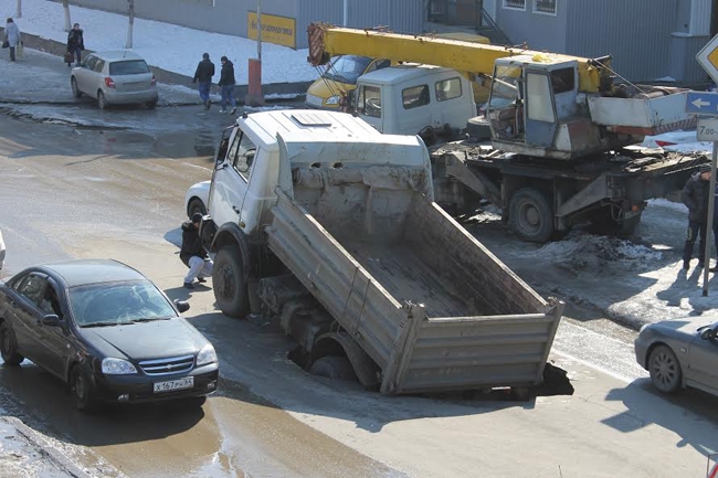 Водитель провалившегося МАЗа считает, что под Рабочей размыло грунт