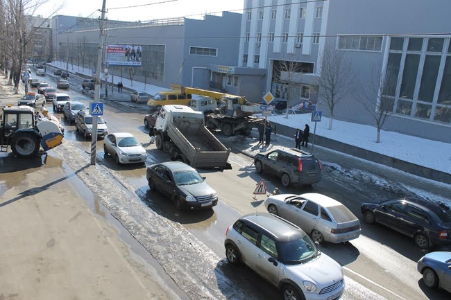 Водитель провалившегося МАЗа считает, что под Рабочей размыло грунт