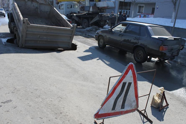 Водитель провалившегося МАЗа считает, что под Рабочей размыло грунт