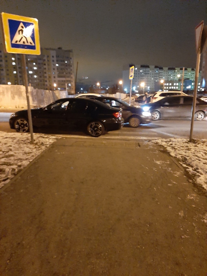В Солнечном-2 пожаловались на парковку «БМВ» прямо на «зебре»