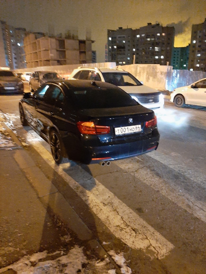 В Солнечном-2 пожаловались на парковку «БМВ» прямо на «зебре»