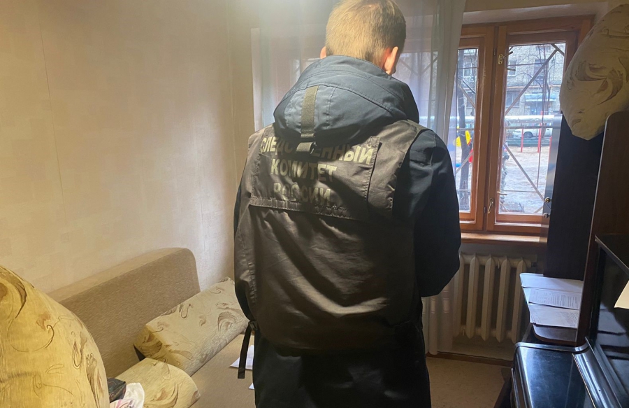 Труп мужчины с ссадинами 5 дней лежал в квартире на Емлютина