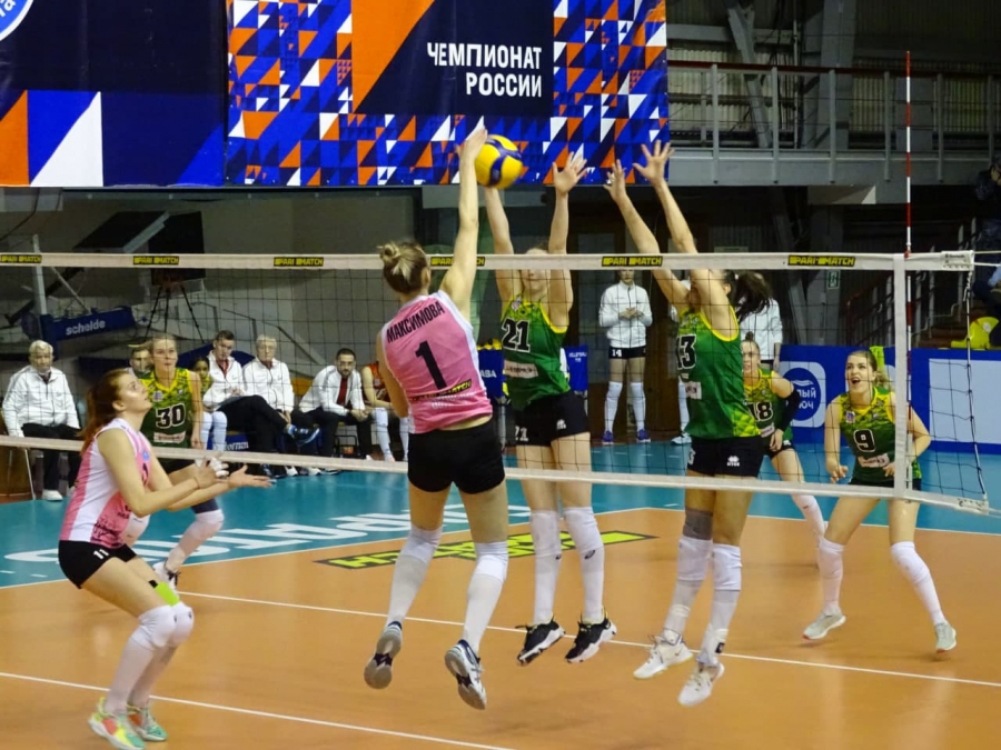 Саратовские волейболистки проиграли ученицам Николая Карполя