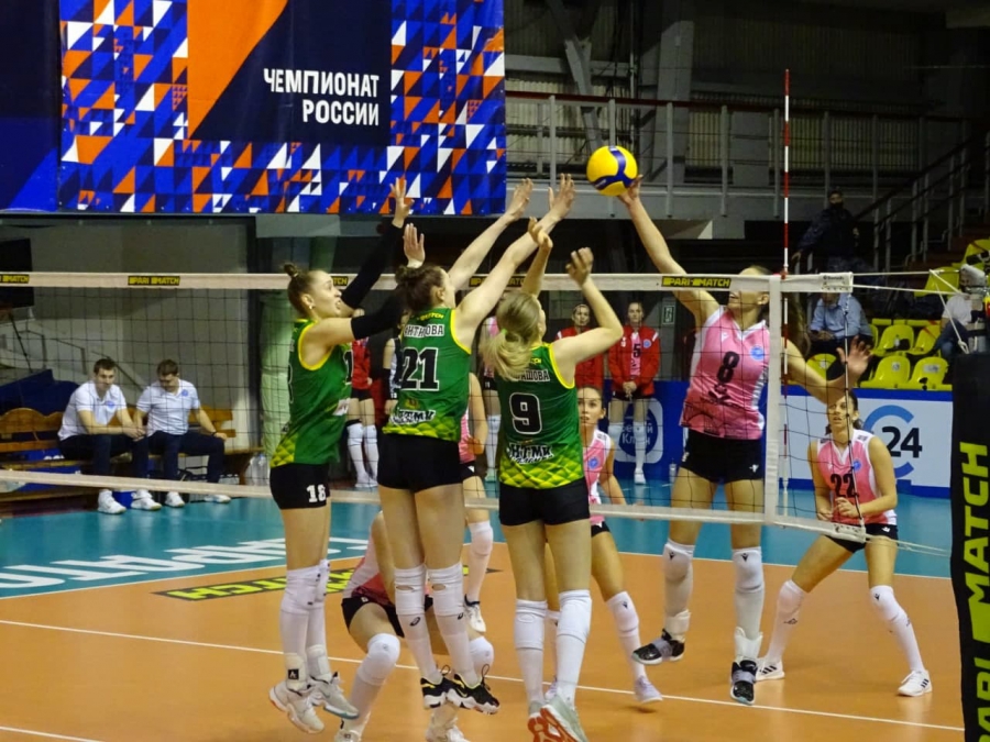 Саратовские волейболистки проиграли ученицам Николая Карполя