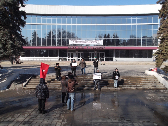 Участники митинга в Саратове обличали земляков, поддерживающих Крым