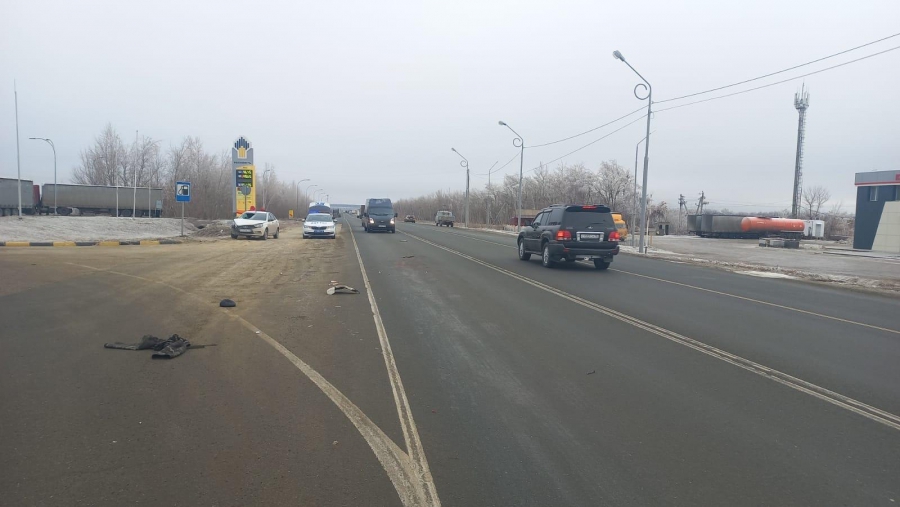 Под Саратовом пешехода переехали легковушка и «КамАЗ»