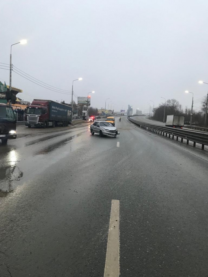 На Вольском тракте прохожий попал под две машины и погиб