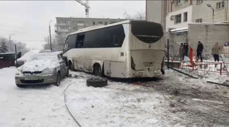 В Саратове автобус слетел с горы, протаранил автомобили и въехал во двор