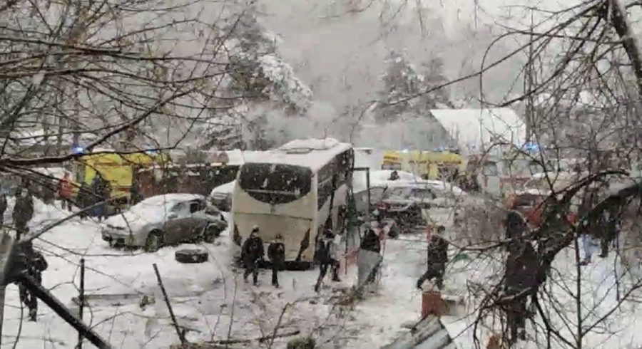 В Саратове автобус слетел с горы, протаранил автомобили и въехал во двор