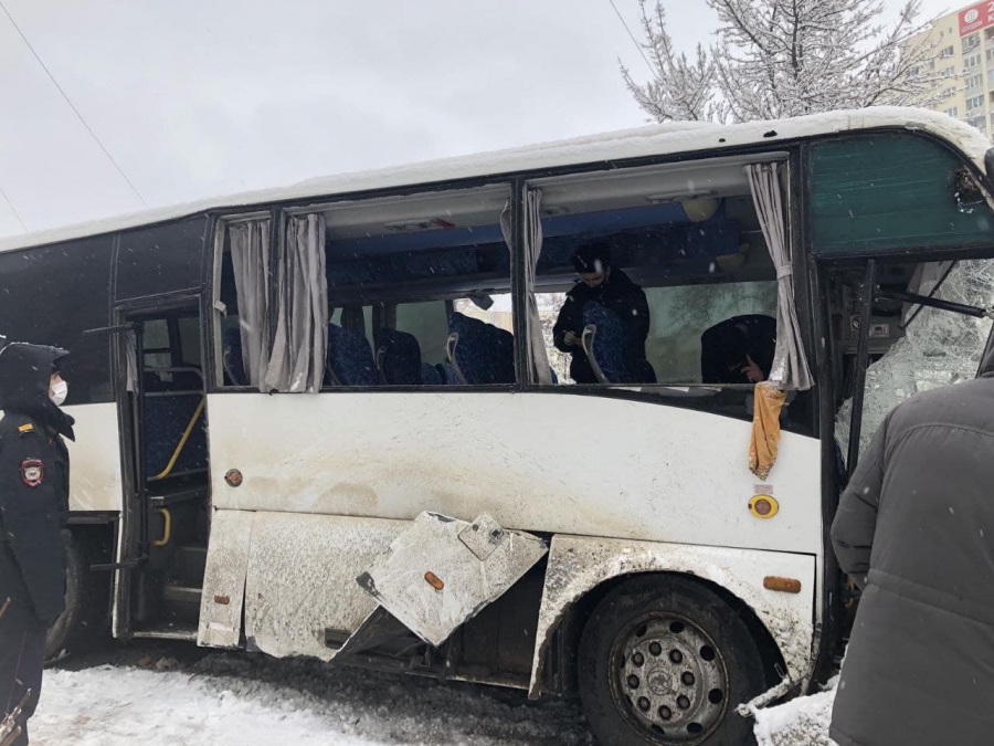 В Саратове автобус слетел с горы, протаранил автомобили и въехал во двор