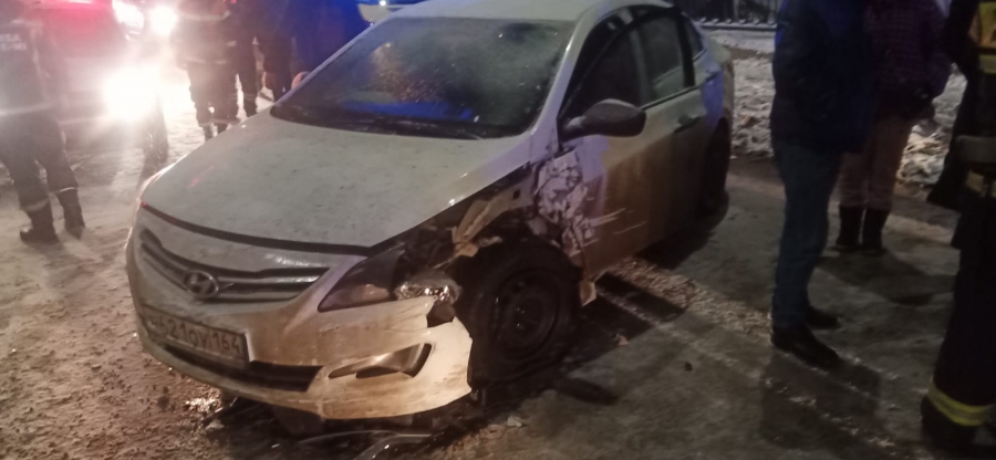 Водитель иномарки устроил ДТП с 4 легковушками и автобусом