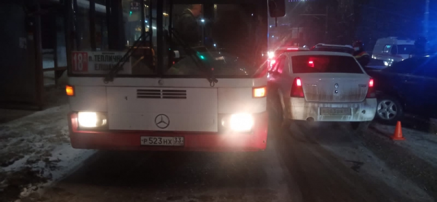 Водитель иномарки устроил ДТП с 4 легковушками и автобусом