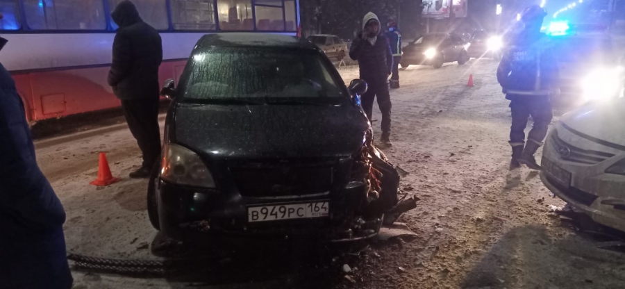 Водитель иномарки устроил ДТП с 4 легковушками и автобусом