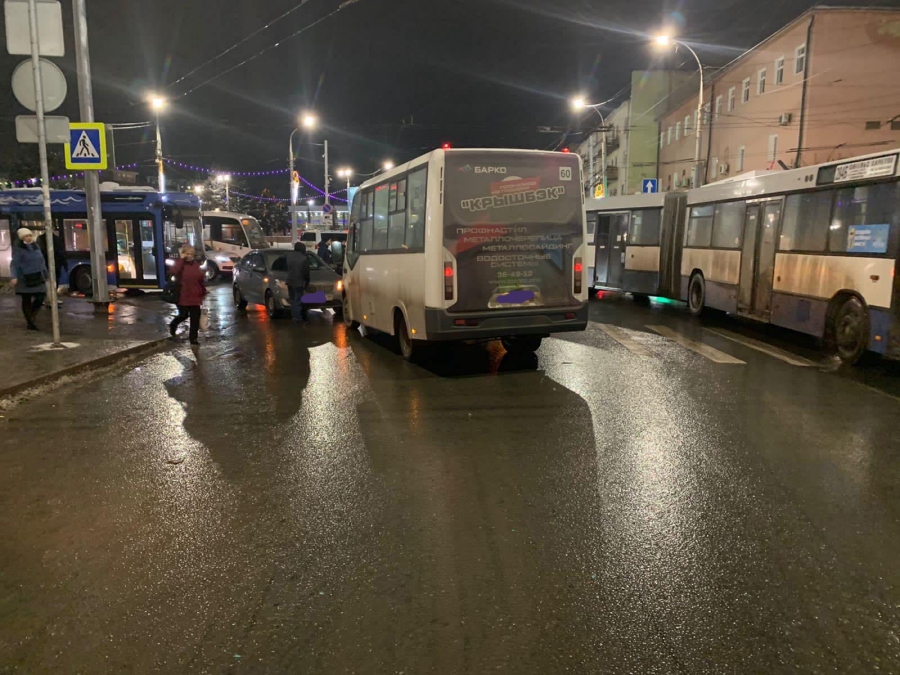 Возле вокзала столкнулись маршрутка и две иномарки. Пострадал мужчина