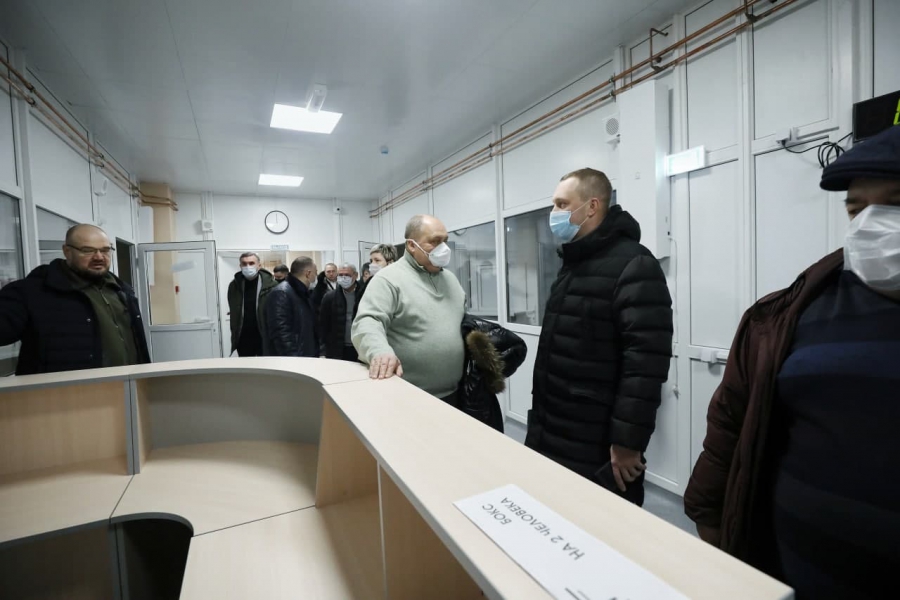 Главврачи оценили оснащенность новой инфекционной больницы в Саратове