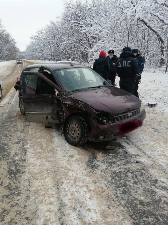 На Кумысной поляне столкнулись кроссовер и «Калина». Госпитализированы 2 девочки и женщина